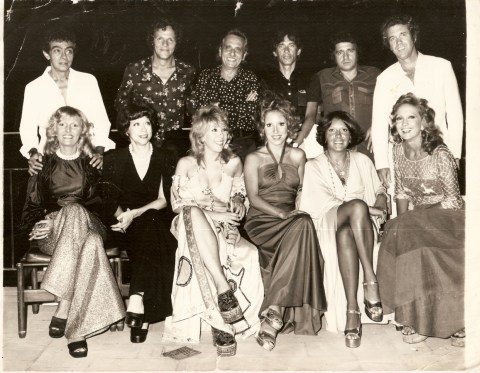 Da esq para a direita: Chico Anysio, Milton Moraes, Jorge Doria, Paulo Pontes, Plínio Marcos e Juca de Oliveira. Embaixo Tetê Nahaz, Fernanda Montenegro, Terezinha Sodré, eu, Cidinha Campos e Eva Wilma.