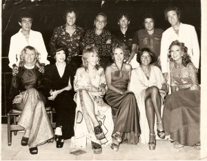 Da esq para a direita: Chico Anysio, Milton Moraes, Jorge Doria, Paulo Pontes, Plínio Marcos e Juca de Oliveira. Embaixo Tetê Nahaz, Fernanda Montenegro, Terezinha Sodré, eu, Cidinha Campos e Eva Wilma.